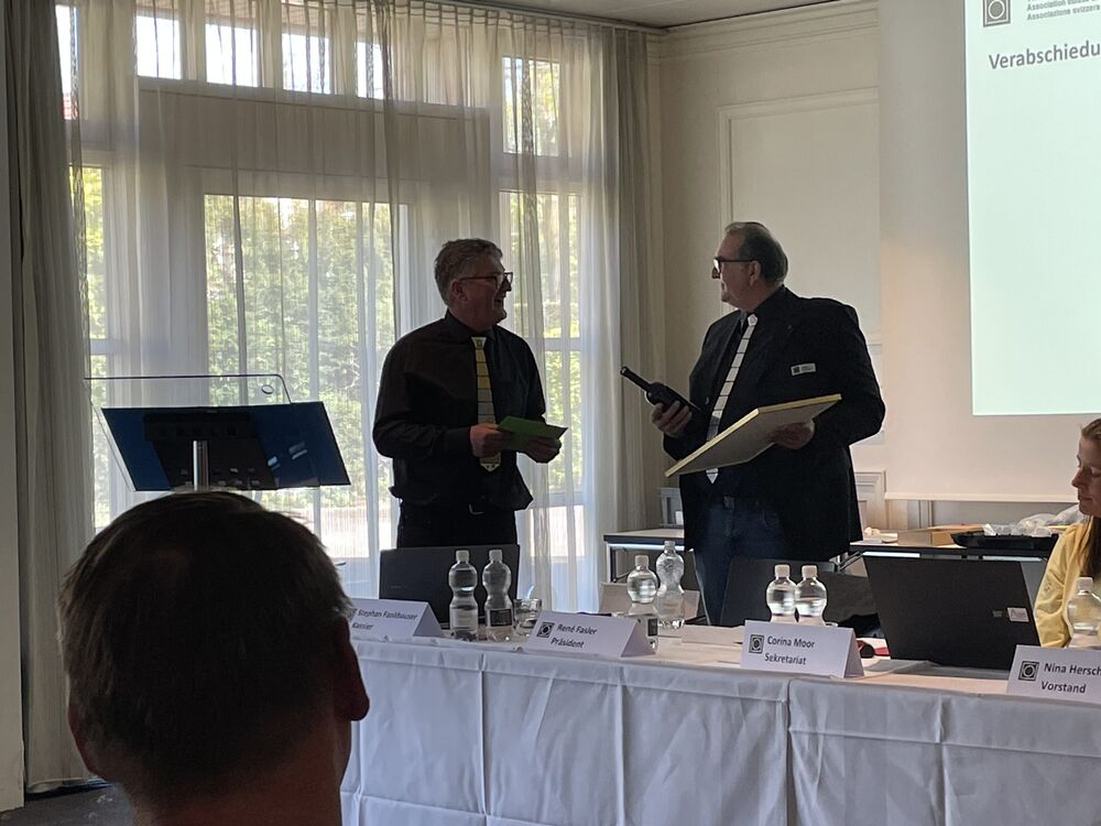 René Fasler ernennt den abtretenden Kassier Stephan Fankhauser zum Ehrenmitglied.